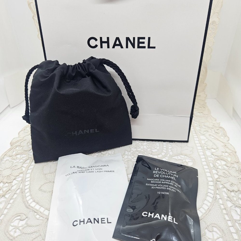 CHANEL MASCARA & MASCARA BASE SAMPLES IN CHANEL BLACK GIFT PUCH